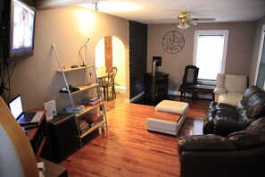 Smart-TV, Kamin, DVD-Player, Tischfußball