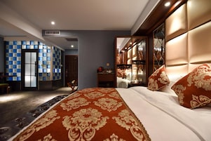 Caja de seguridad en la habitación, escritorio y cortinas blackout