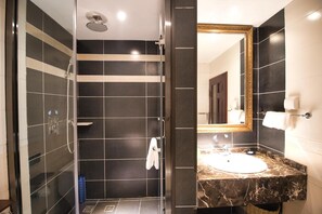 Regadera, amenidades de baño gratuitas, secadora de cabello, pantuflas 