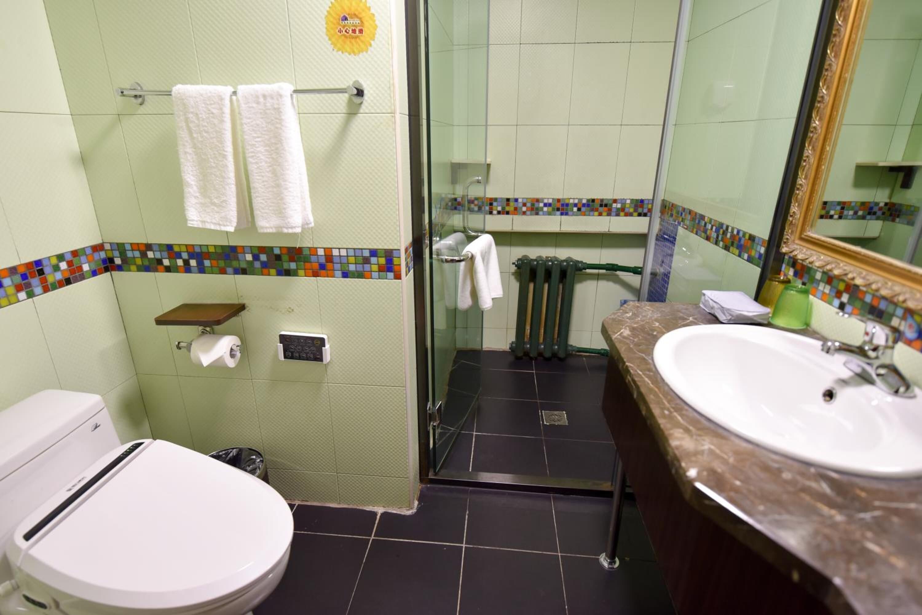 Ein Badezimmer mit Toilette, Dusche und Waschbecken.