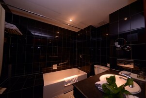 Habitación Deluxe con 2 camas individuales | Ba ño | Ducha, artículos de higiene personal gratuitos y secador de pelo