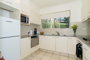 Full-size fridge, microwave, oven, stovetop - Eastwood Furnished Apartments (Eastwood)