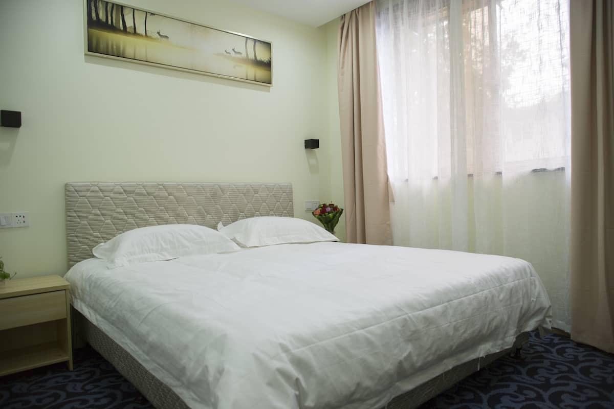 Comfort kamer, 1 queensize bed | Een kluis op de kamer, een bureau, verduisterende gordijnen