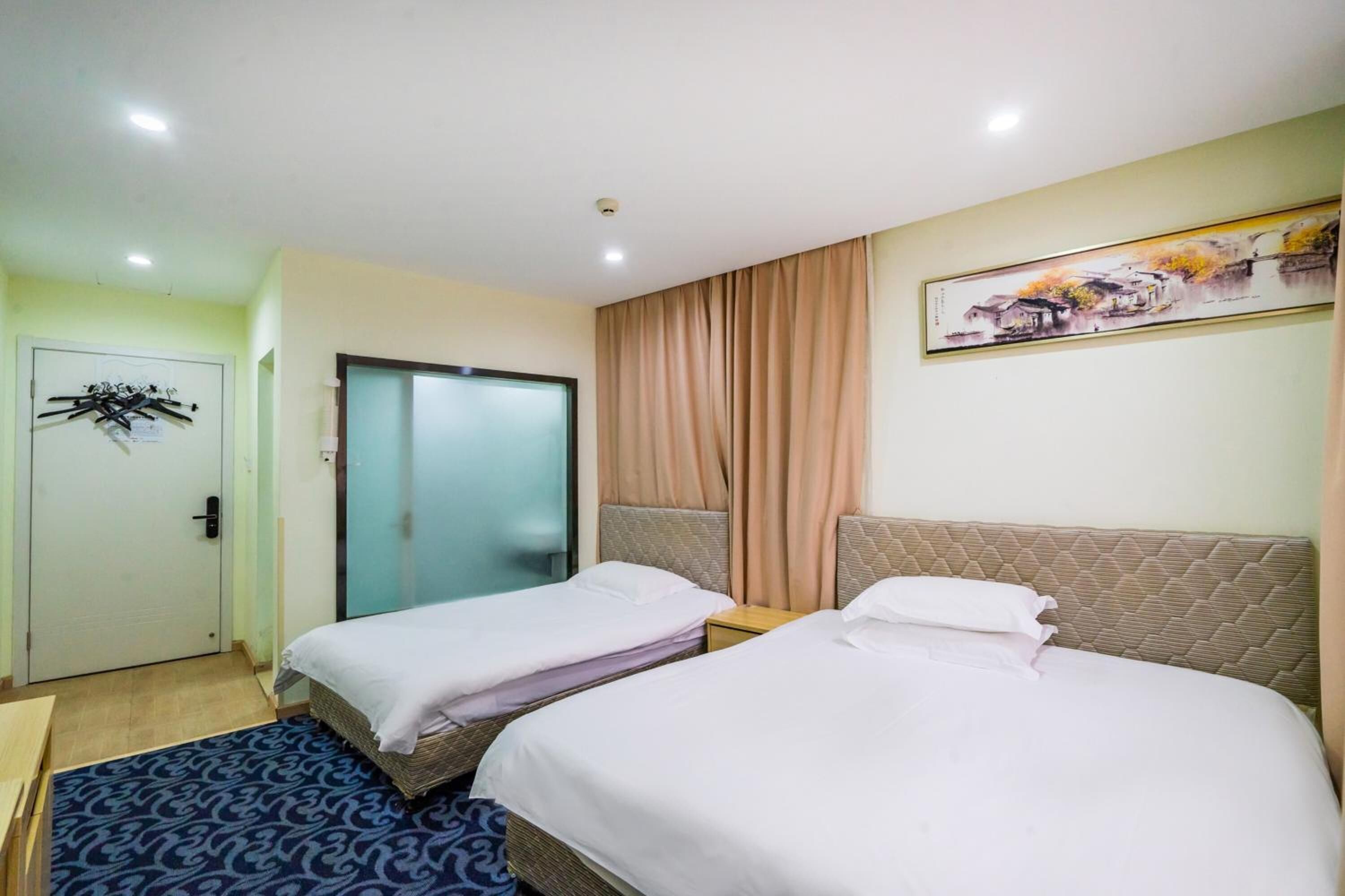 Zimmersafe, Schreibtisch, Verdunkelungsvorhänge, schallisolierte Zimmer