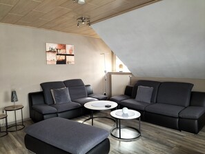 Fernseher, Bücher, Stereoanlage