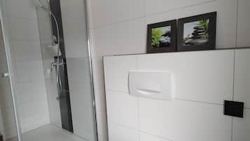 Een douche, een haardroger, handdoeken
