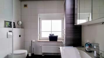 Een douche, een haardroger, handdoeken