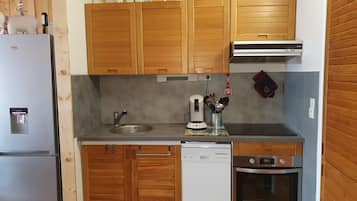 Køleskab, mikrobølgeovn, ovn, kogeplade