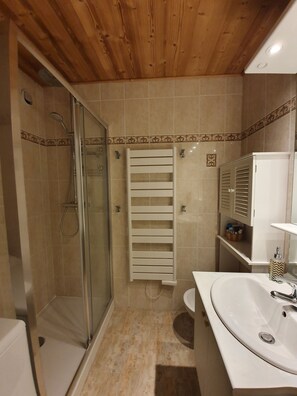 Dusche, Haartrockner, Bidet, Seife