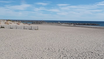 Spiaggia | Una spiaggia nelle vicinanze, lettini da mare