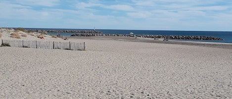 Strand | Vlak bij het strand, ligstoelen aan het strand