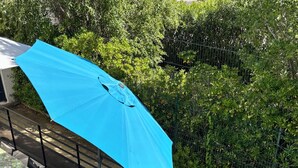 A swimming pool with a blue umbrella, lounge chairs, and a fenced garden area. - 🌴✨ Contemporary Villa with Pool 50 m from the beach - Sète ✨🌴 (Sète)