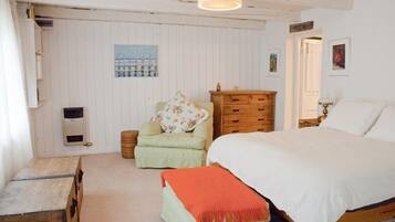 4 bedrooms, desk, iron/ironing board, WiFi