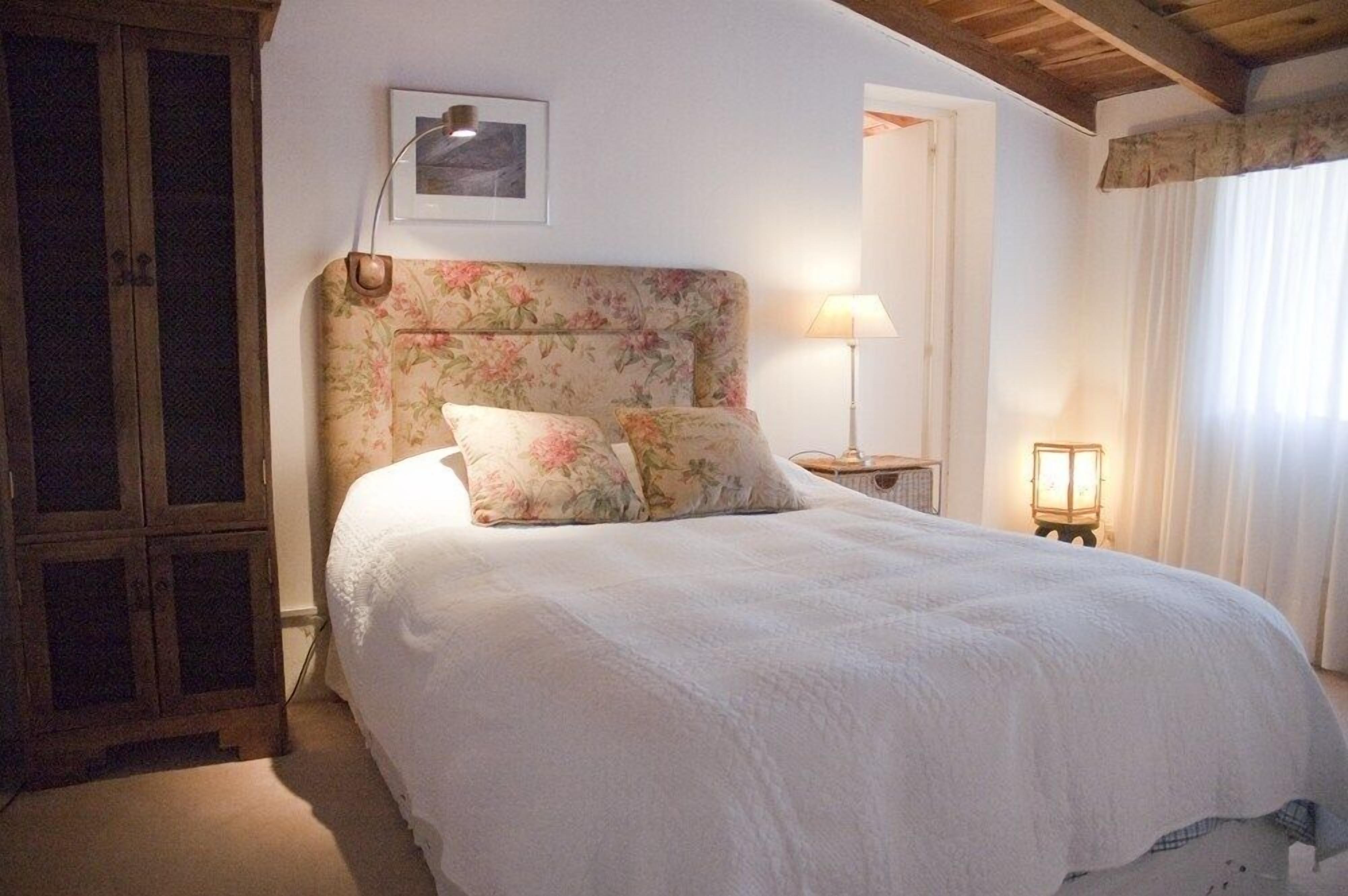 4 habitaciones, escritorio, tabla de planchar con plancha y wifi 