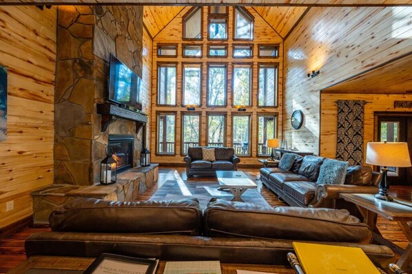 Televisie en een open haard