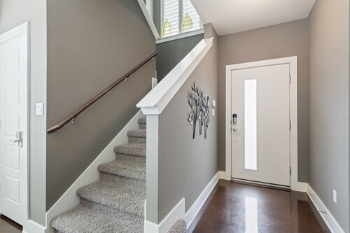 LUXURIOUS Posh Condo 3 Beds/3 Full Baths! Upscale Deco 5 Minutes From The Domain