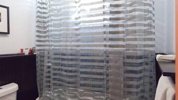 Een bad, een haardroger, handdoeken