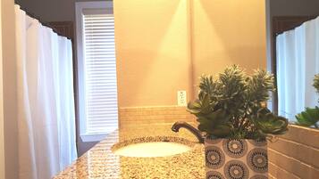 Ducha y bañera combinadas, secador de pelo, toallas y jabón