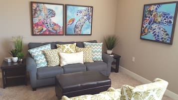 Una televisión de pantalla plana, un reproductor estéreo