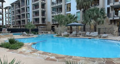 🌟Lakeside Getaway Luxury Waters Condo @HSB Resort Near Yacht Club Pool HotTub🌟