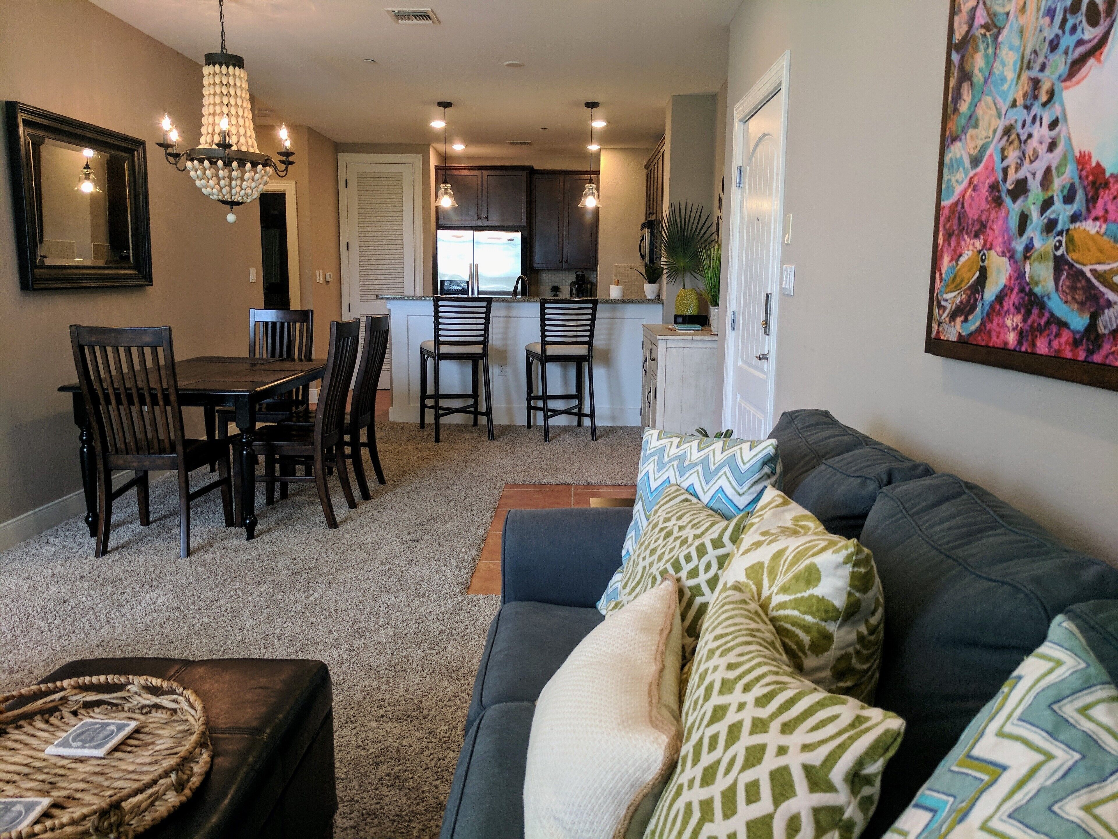 Una televisión de pantalla plana, un reproductor estéreo