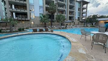 Una piscina al aire libre