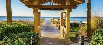  "Paradise on the Gulf" -Beachfront - Gerenoveerd 2BR / 2BA - Strand Service inbegrepen