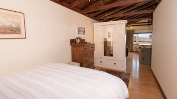 Työpöytä, silitysrauta/-lauta, ilmainen Wi-Fi, vuodevaatteet