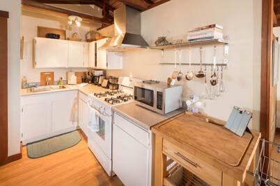 Heart of Mendocino Village, Fabulous Views!