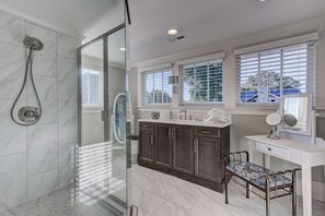 Ensemble douche/baignoire, sèche-cheveux, serviettes fournies