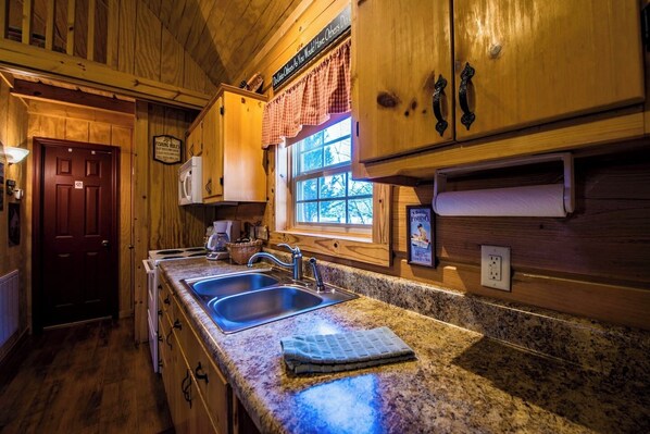 Een koelkast, een microgolfoven, een oven, een kookplaat