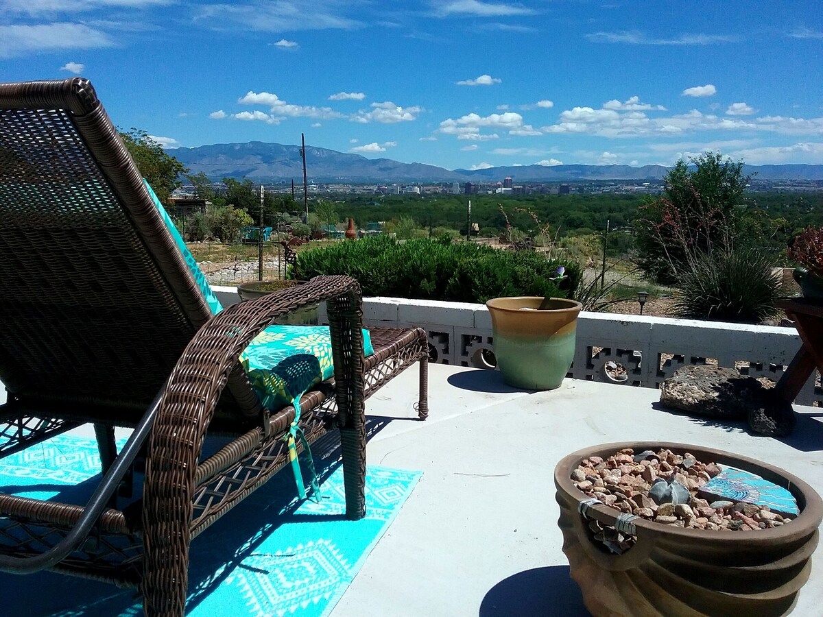 Secure carport, amazing Views and Reviews! Private suite with patio.