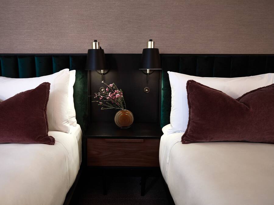 Standard-Doppelzimmer | Pillowtop-Betten, Minibar, Zimmersafe, Schreibtisch