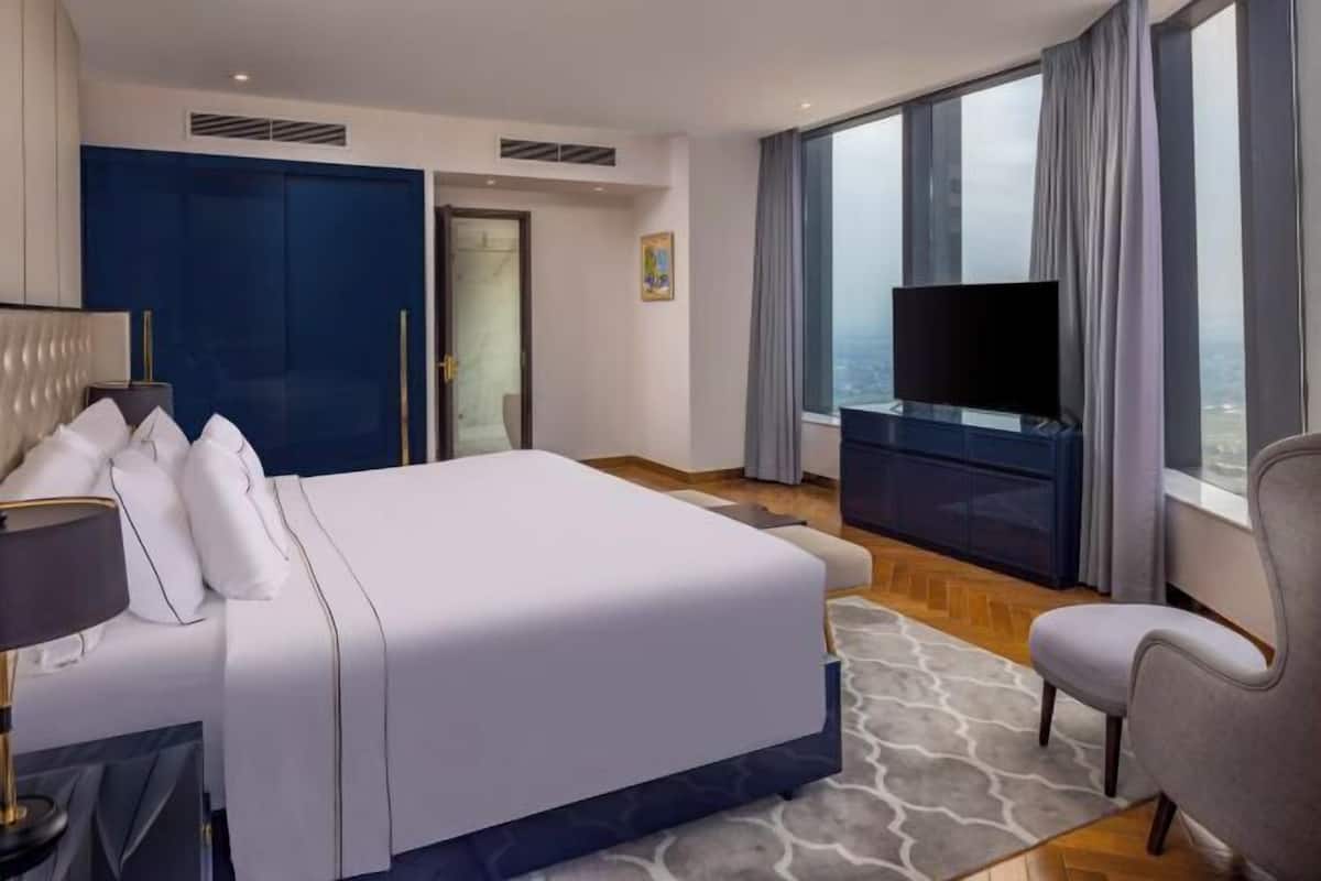 Hochwertige Bettwaren, Betten mit Memory-Foam-Matratzen, Minibar
