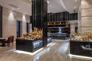 Breakfast (VND 250000.00 per person)