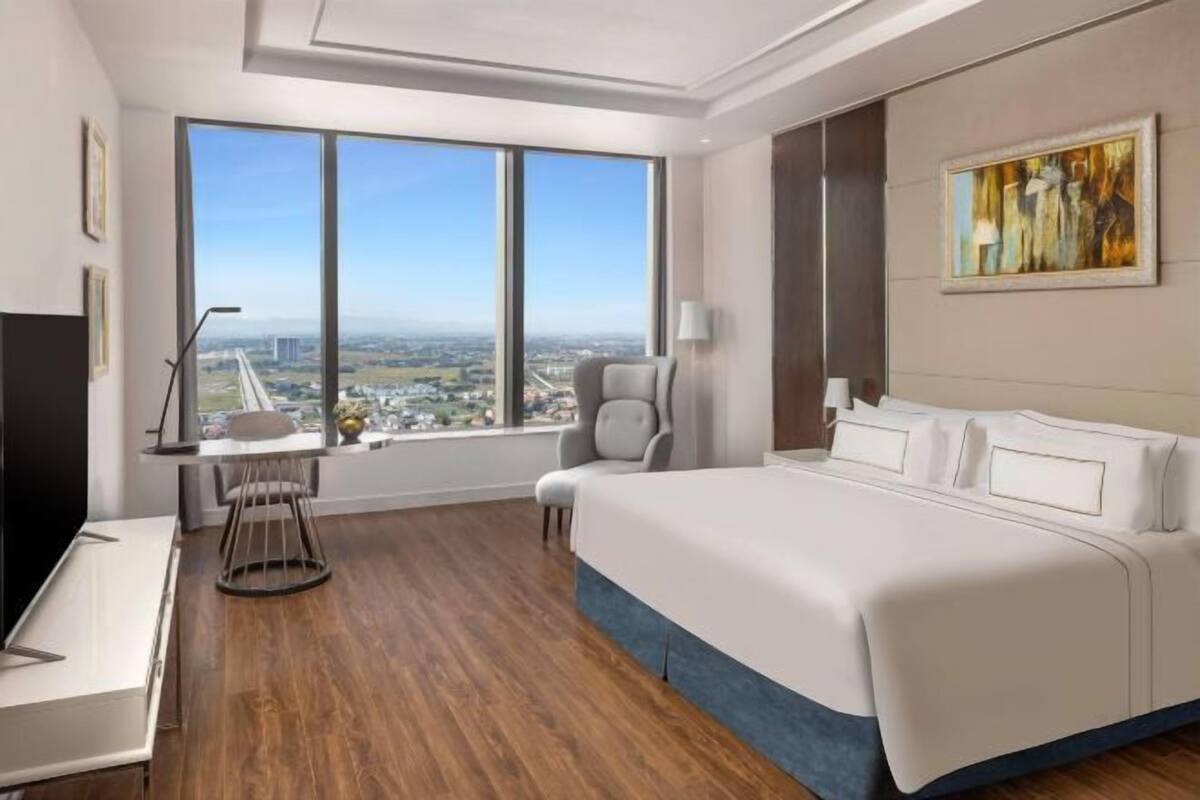 Minibar, caja fuerte, escritorio y tabla de planchar con plancha