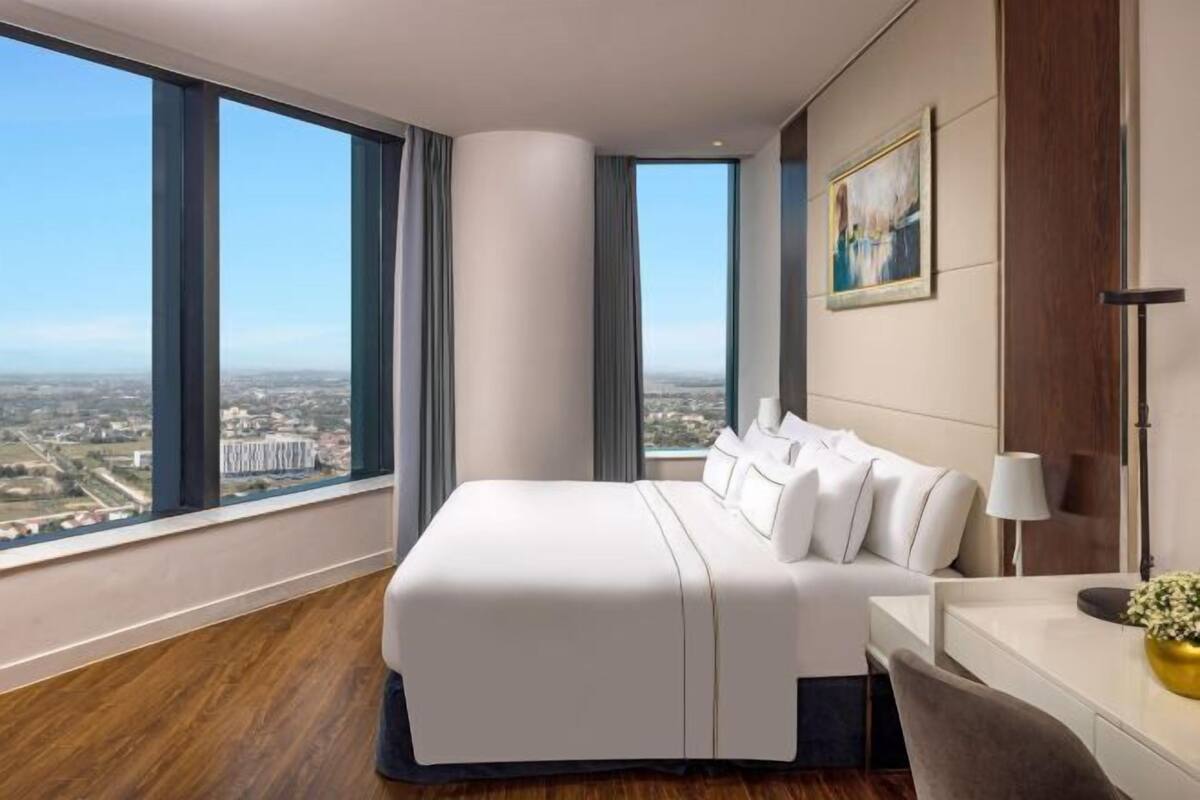 Minibar, caja fuerte, escritorio y tabla de planchar con plancha