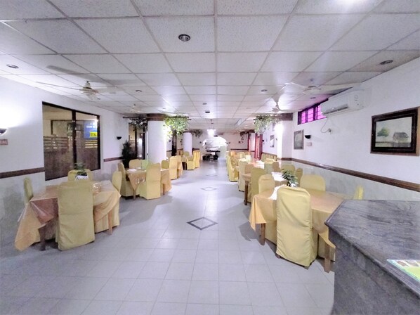 2 ravintolaa, kansainvälinen keittiö