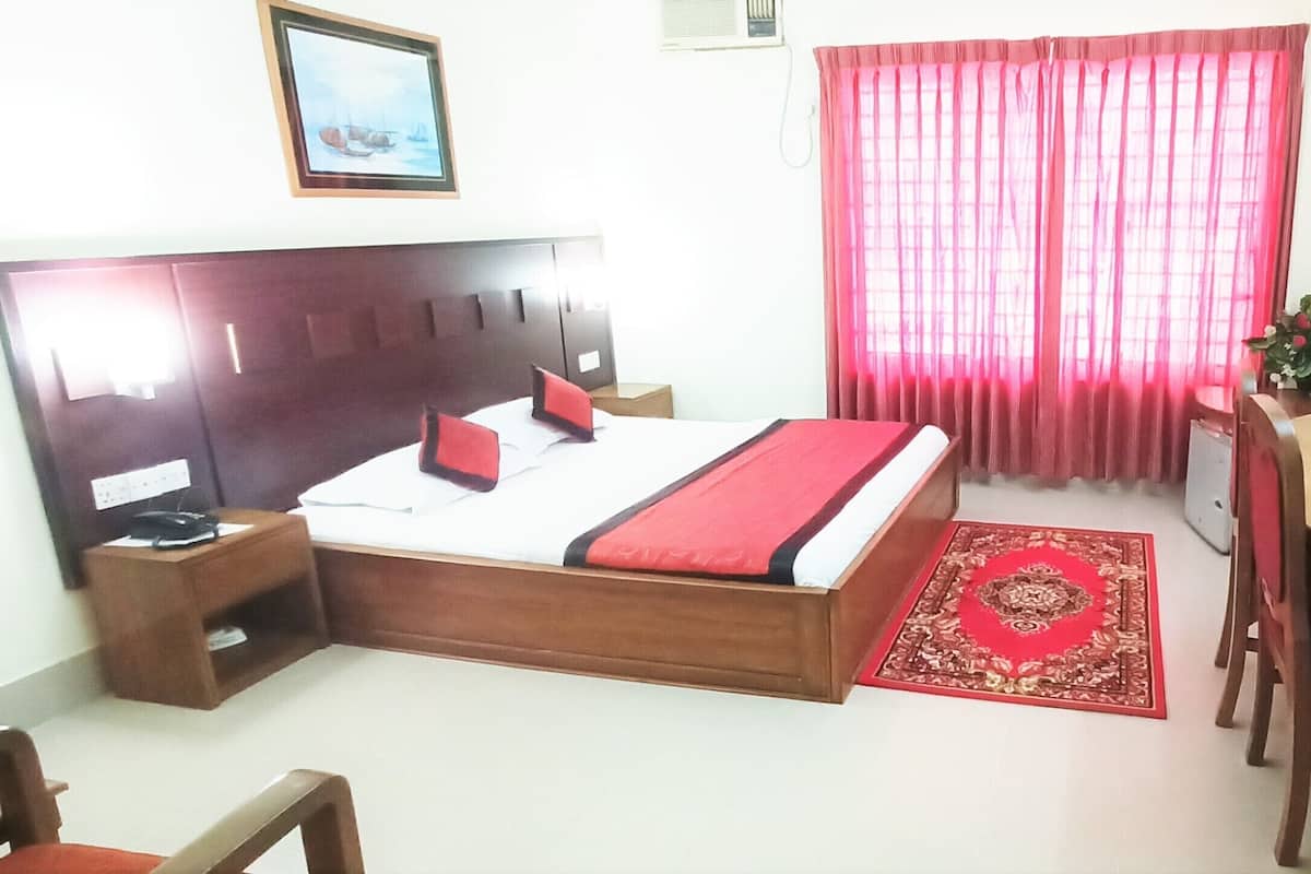 Chambre Deluxe double, 1 grand lit, vue sur la ville | 1 chambre, minibar, coffre-fort, bureau