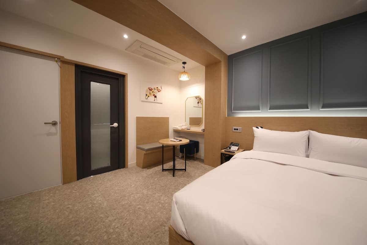 Deluxe-Doppelzimmer | Daunenbettdecken, individuell dekoriert, Schreibtisch