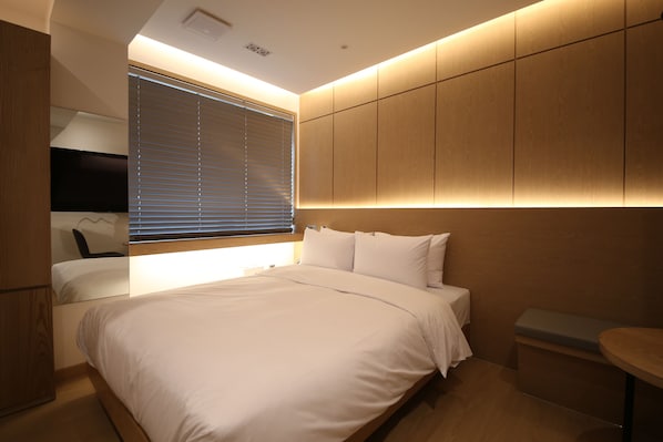 Cubrecamas, decoración personalizada, escritorio y cortinas blackout