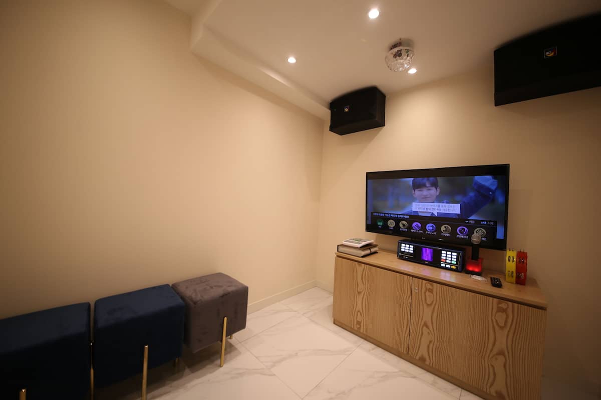 Private Party Room | Daunenbettdecken, individuell dekoriert, Schreibtisch