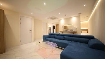 Private Party Room | Dundyner, individuelt dekorert, skrivebord og blendingsgardiner