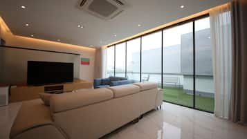 Rooftop Party Room | 羽絨被、獨特裝潢、書桌、遮光布/窗簾