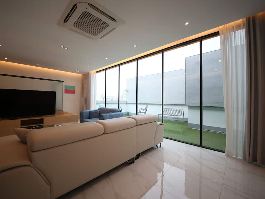 Rooftop Party Room | Chăn bông, trang trí khác biệt, bàn, màn/rèm cản sáng