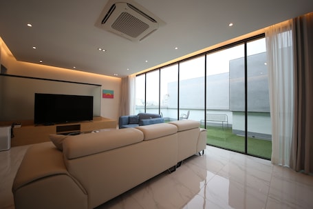 Cubrecamas, decoración personalizada, escritorio y cortinas blackout