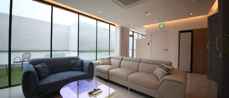 Rooftop Party Room | Edredones de plumas, decoración individual, escritorio y cortinas opacas