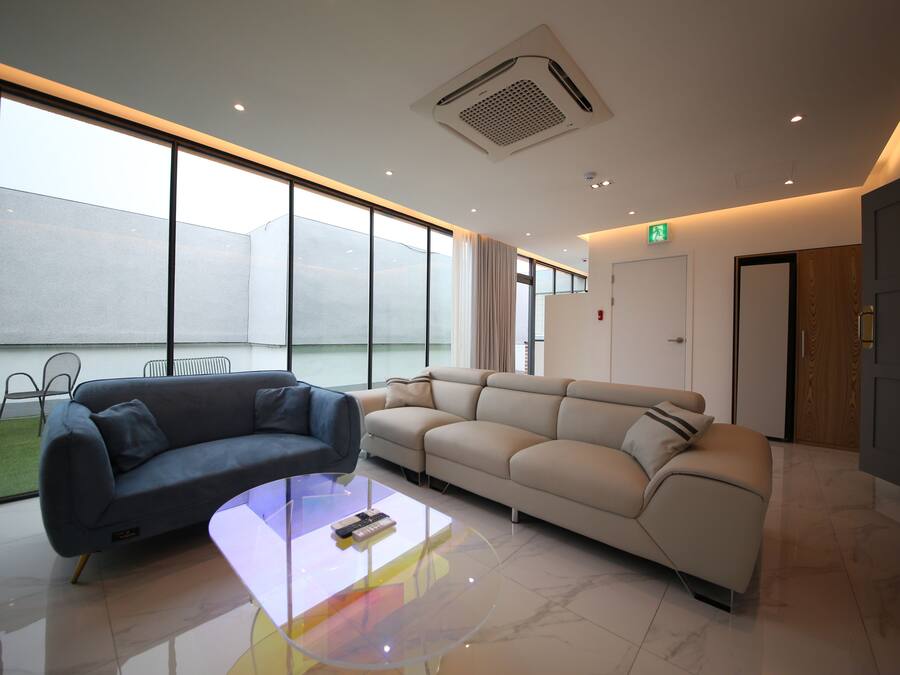 Rooftop Party Room | Daunenbettdecken, Schreibtisch, Verdunkelungsvorhänge