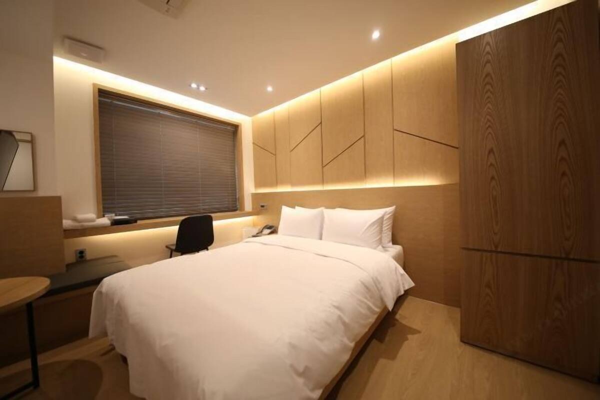 Edredones de plumas, decoración individual, escritorio y cortinas opacas