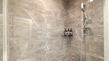 Superior Studio Suite, 3 Bedrooms, Non Smoking, City View | Bathroom shower